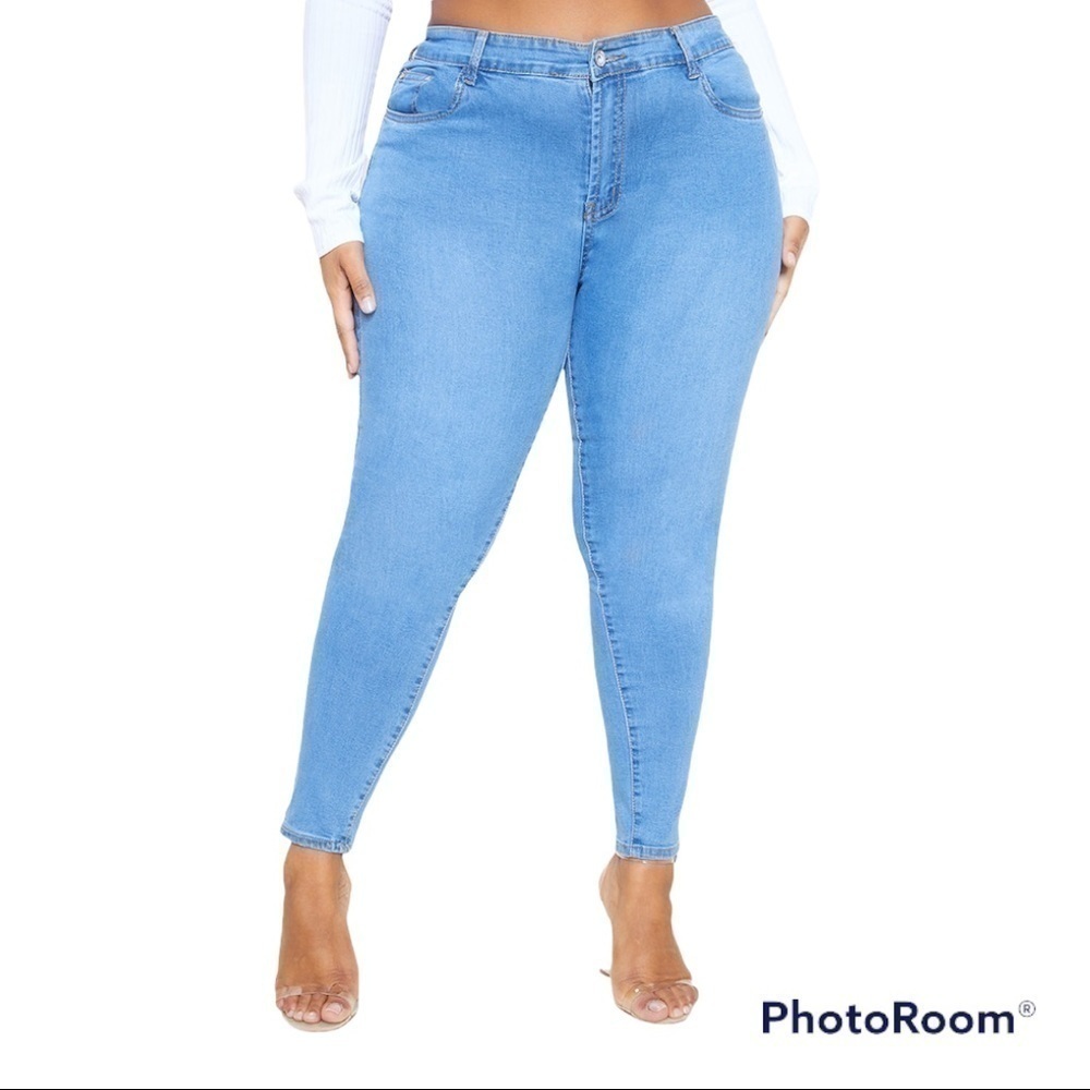 Prettylittlethings Plus Light Wash Skinny Jeans
